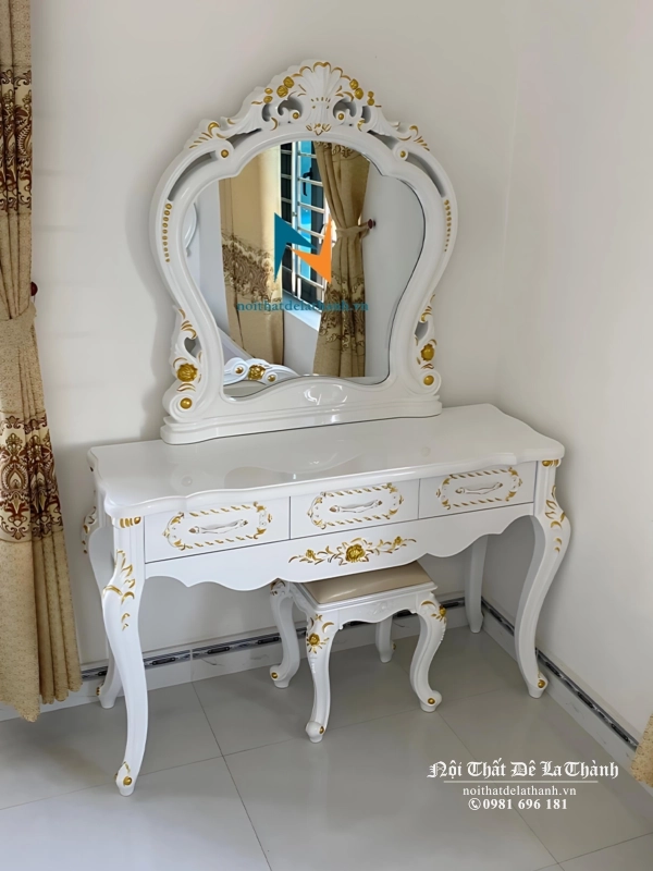 Bàn trang điểm phòng cưới phong cách tân cổ điển, kích thước 1m2, được phun màu trắng đồng tone màu với giường và tủ, hoa văn nhũ vàng