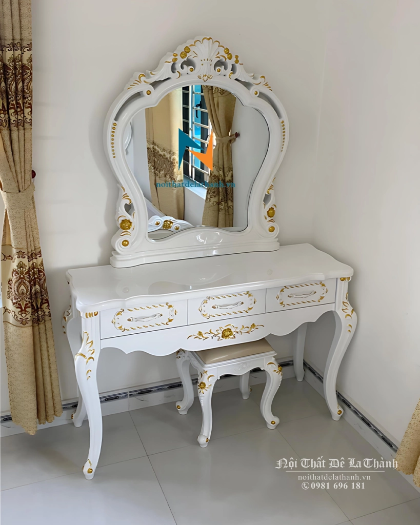 Bàn trang điểm phòng cưới phong cách tân cổ điển, kích thước 1m2, được phun màu trắng đồng tone màu với giường và tủ, hoa văn nhũ vàng