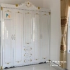 Chiếc tủ cưới trong combo nội thất phòng cưới tân cổ điển màu trắng, hoa văn nhũ vàng, có 5 cánh và 1 ô trang trí, kích thước 2m5x2m3, tủ có 3 ngăn kéo