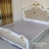Giường cưới tân cổ điển quả dứa 1m8x2m, sơn phun màu trắng, bọc da màu kem, hoa văn nhũ vàng rất đẹp mắt