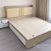 Chiếc giường đầu bọc nệm phong cách hiện đại rất phù hợp để làm giường cưới