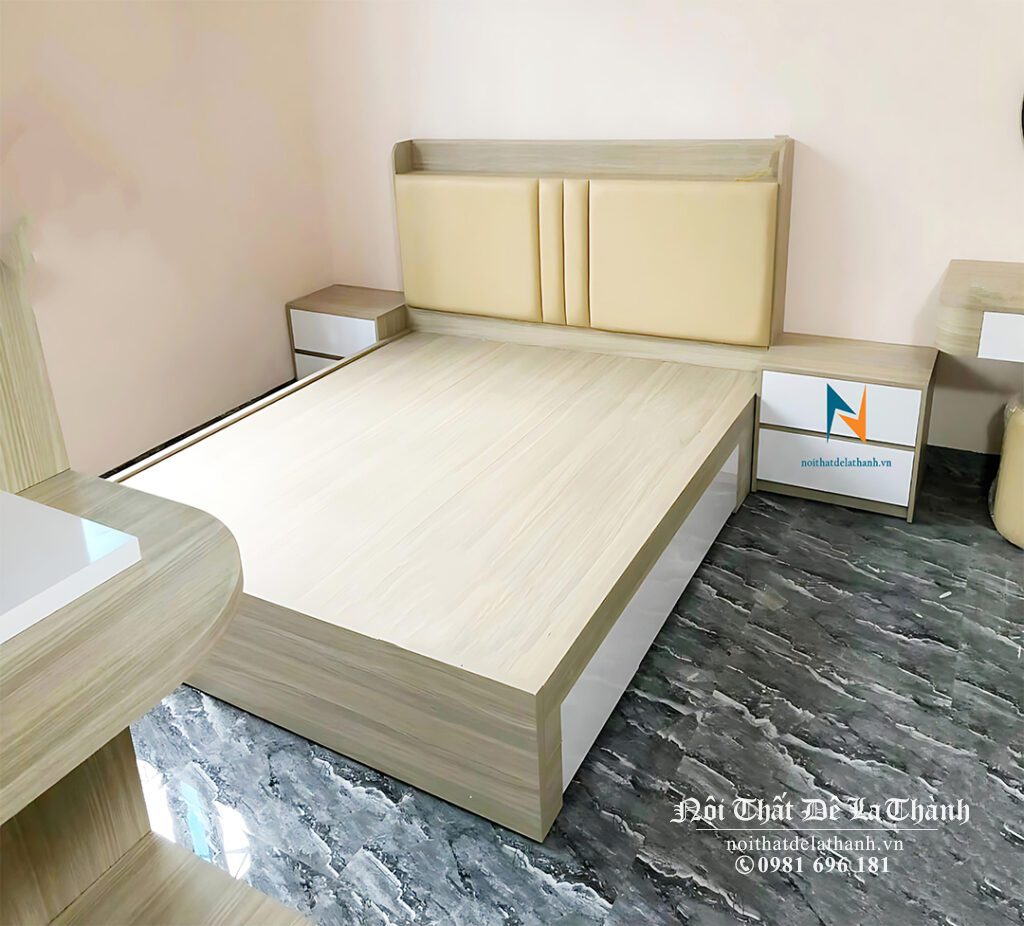 Hình ảnh thực tế chiếc giường cưới phong cách hiện đại, chất liệu gỗ công nghiệp mdf, màu gỗ vàng nhạt, đầu gắn nệm da