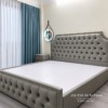 Giường cưới đẹp hiện đại bọc da màu ghi, đầu giường rút khuy viền đinh tán đồng