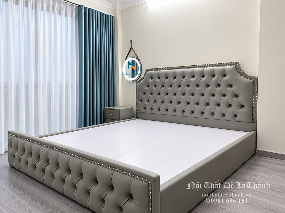Giường cưới đẹp hiện đại bọc da màu ghi, đầu giường rút khuy viền đinh tán đồng
