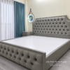 Hình ảnh thực tế chiếc giường cưới 2026, bọc da màu xanh, kích thước 1m8x2m, đầu cao và đầu thấp rút khuy rất đẹp mắt