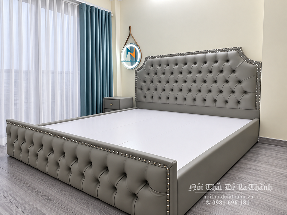 Hình ảnh thực tế chiếc giường cưới 2026, bọc da màu xanh, kích thước 1m8x2m, đầu cao và đầu thấp rút khuy rất đẹp mắt