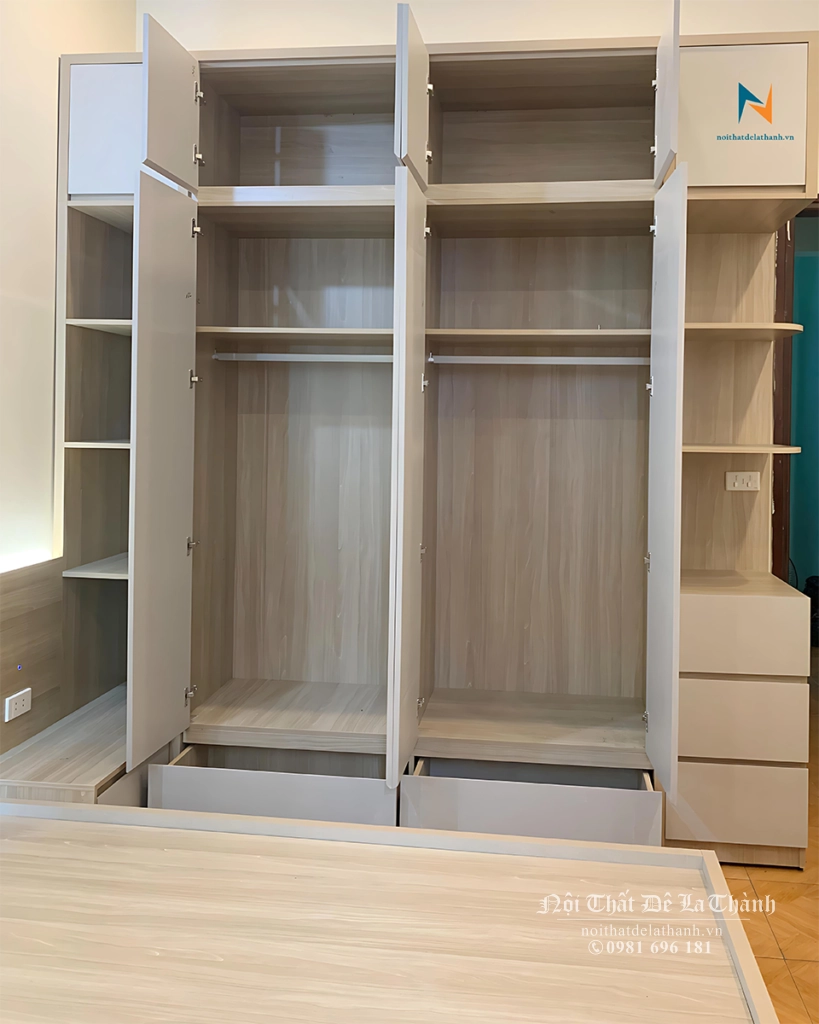 Thiết kế bên trong chiếc tủ cưới 2 tầng với không gian để quần áo gấp (bên dưới), đợt gỗ để đồ gấp và thanh treo được bố trí bên trên, tối ưu không gian bên trong tủ