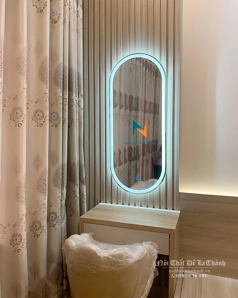 Điểm nhấn của phòng cưới chính là bàn trang điểm decor dành cho cô dâu với chiếc gương led oval sáng lung linh
