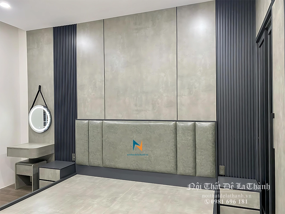 Giường cưới 2mx2m2 đầu gắn nệm da, sau lưng là vách ốp tường