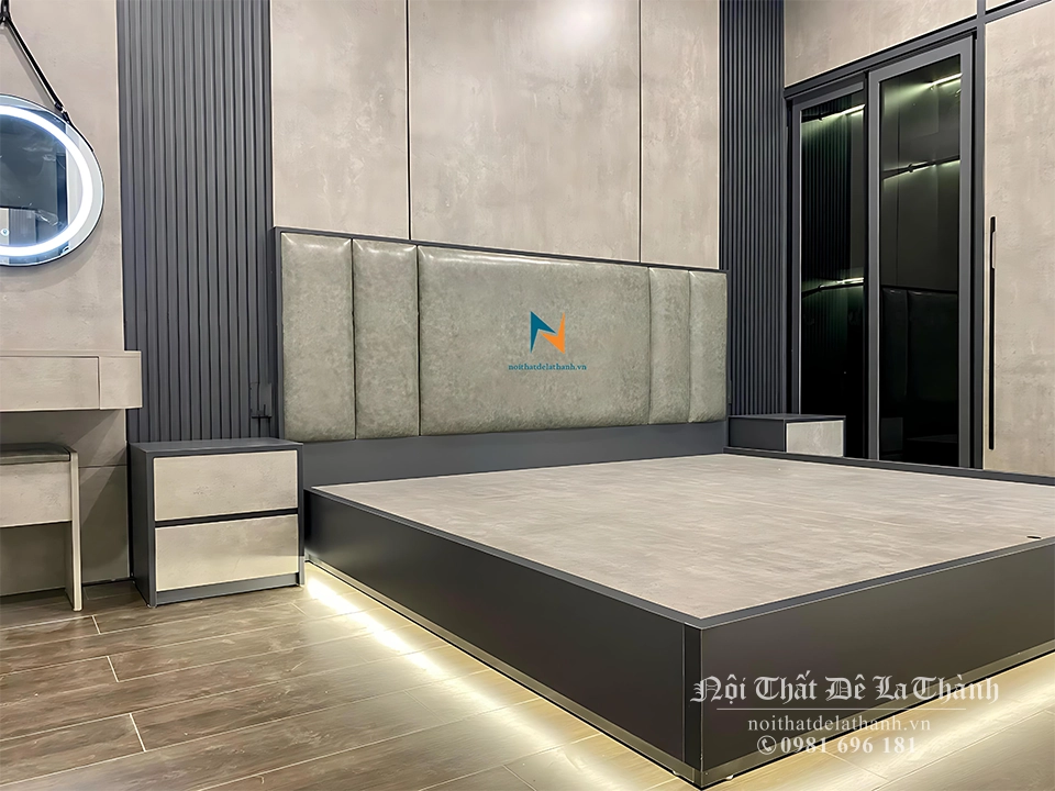 Bộ giường tủ phòng cưới phong cách hiện đại với gam màu chì pha màu xám sang trọng, gồm giường đầu bọc nệm 2mx2m2, tủ 1m6x2m6 kịch trần, 2 táp đầu giường, bàn trang điểm gương led soi