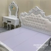 Giường tân cổ điển quả dứa màu trắng, chất liệu gỗ công nghiệp MDF, phôi đầu cao và đầu thấp nhập khẩu, đầu cao và đầu thấp bọc da màu kem, kích thước 1m8x2m, hoa văn nhũ bạc rất đẹp và sang trọng
