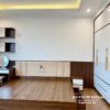 Combo giường tủ phòng cưới phong cách hiện đại, bao gồm giường hiện đại 1m8x2m, có 2 ngăn kéo, đầu gắn nệm da, tủ 2mx2m45, bàn làm việc kiêm bàn trang điểm 80cm, tone màu của combo là màu gỗ tối pha với cánh màu trắng rất đẹp mắt