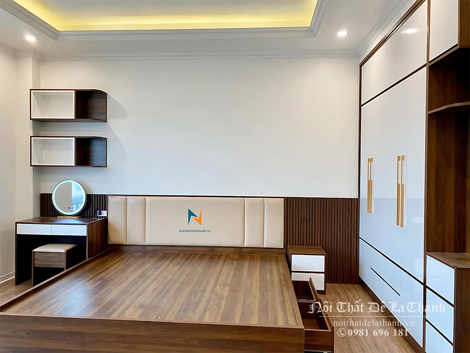 Combo giường tủ phòng cưới phong cách hiện đại, bao gồm giường hiện đại 1m8x2m, có 2 ngăn kéo, đầu gắn nệm da, tủ 2mx2m45, bàn làm việc kiêm bàn trang điểm 80cm, tone màu của combo là màu gỗ tối pha với cánh màu trắng rất đẹp mắt