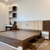 Cận cảnh chiếc giường cưới phong cách hiện đại, chất liệu gỗ công nghiệp mdf, đầu gắn nệm da, có 2 ngăn kéo bên vai giường, đuôi giường phối gỗ màu trắng rất đẹp