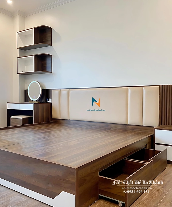 Cận cảnh chiếc giường cưới phong cách hiện đại, chất liệu gỗ công nghiệp mdf, đầu gắn nệm da, có 2 ngăn kéo bên vai giường, đuôi giường phối gỗ màu trắng rất đẹp