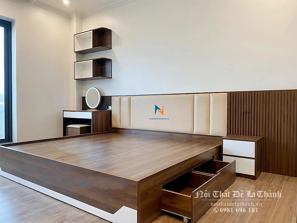 Cận cảnh chiếc giường cưới phong cách hiện đại, chất liệu gỗ công nghiệp mdf, đầu gắn nệm da, có 2 ngăn kéo bên vai giường, đuôi giường phối gỗ màu trắng rất đẹp