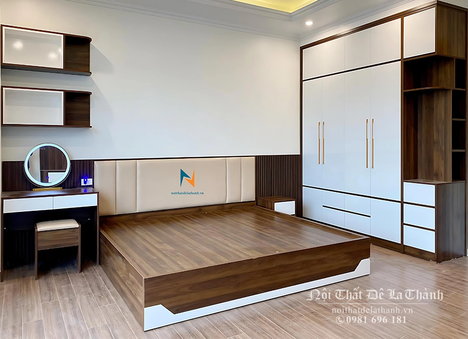 Combo phòng cưới gồm chiếc tủ 2mx2m45, thân màu tối, cánh màu trắng, bên phải có kệ góc trang trí tiện dụng