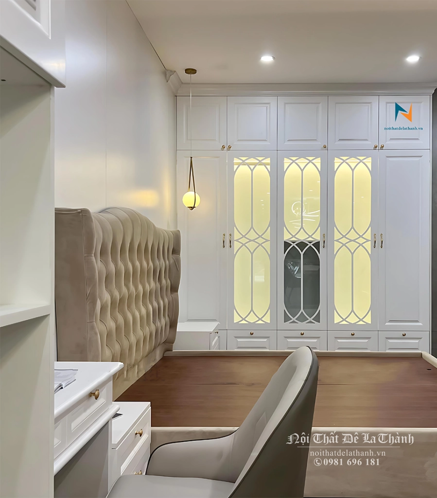 Combo phòng cưới tân cổ điển gồm chiếc tủ 5 cánh (có 3 cánh kính CNC) 2mxm26 full trần, màu trắng, giường bọc nhung xám toàn thân 1m8x2m, bàn làm việc 80cm, táp đầu giường 40cm