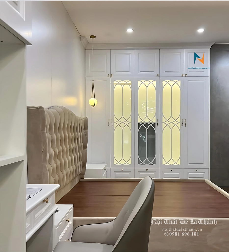 Combo gồm có chiếc tủ tân cổ điển hiện đại phối giữa 2 cánh soi và 3 cánh kính CNC siêu đẹp, tủ 2 tầng, sơn màu trắng, kích thước 2mx2m6 full trần