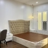Chiếc giường bọc nhung toàn thân 1m8x2m, đầu rút khuy hình quả trám kiểu cổ điển sang trọng