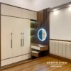 Bộ nội thất phòng cưới hiện đại này gồm giường đầu bọc nệm 1m8x2m, tủ quần áo 2 tầng 2mx2m45, táp đầu giường, bàn trang điểm treo 80cm, gương đèn led tròn rất đẹp mắt