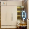 Tủ quần áo phòng cưới hiện đại hai tầng, chất liệu gỗ công nghiệp MDF, 2 bên là 2 góc trang trí rất tiện dụng