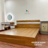 Chiếc giường trong combo nội thất phòng ngủ giá rẻ được làm bằng chất liệu gỗ công nghiệp mdf, kích thước 1m6x2m, giường màu gỗ, đầu cao có 1 chỉ lớn màu trắng, vai trái giường có 2 ngăn kéo đựng đồ tiện dụng