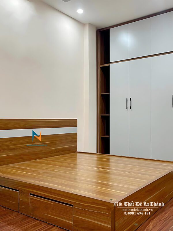 Tủ âm tường 2mx2m6 kịch trần, thân màu vàng nâu, cánh màu trắng, có kệ góc trang trí bên trái