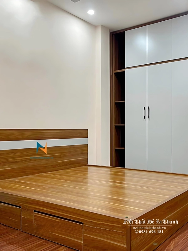 Tủ âm tường 2mx2m6 kịch trần, thân màu vàng nâu, cánh màu trắng, có kệ góc trang trí bên trái