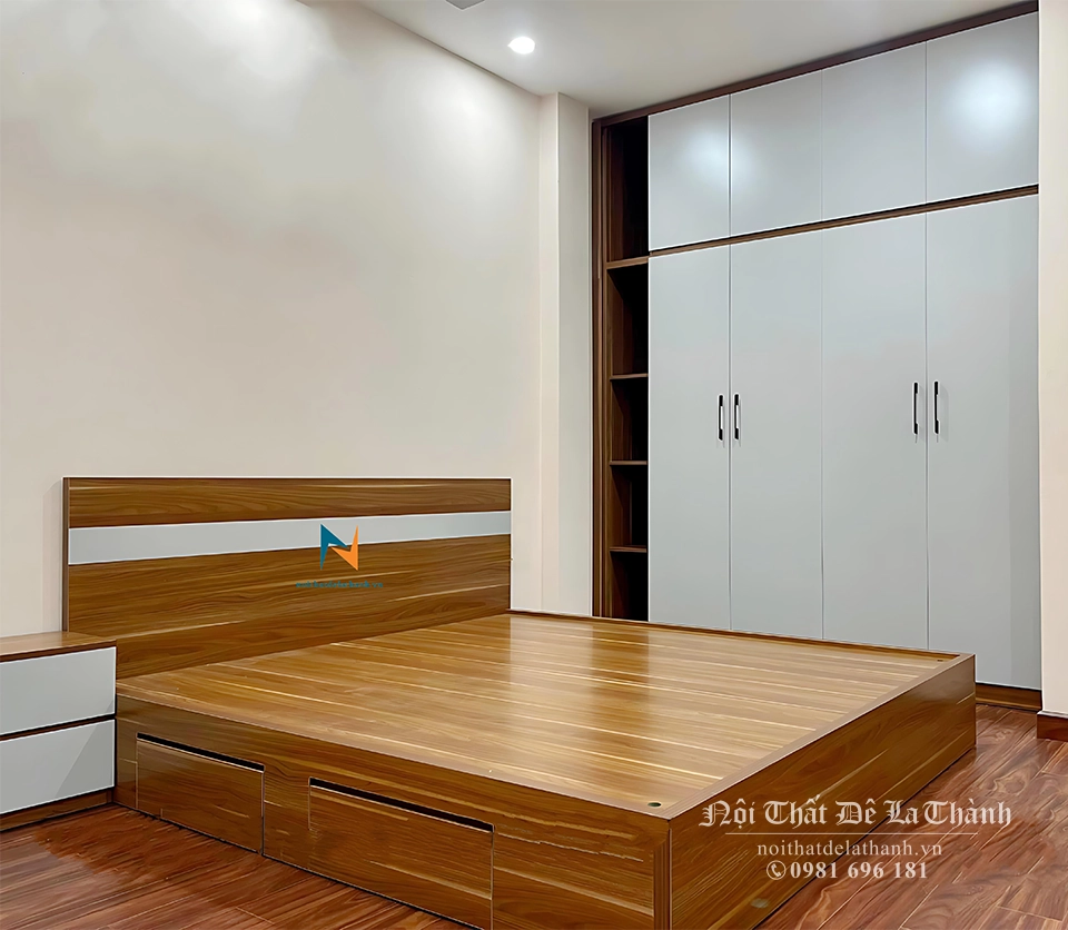 Tủ âm tường 2mx2m6 kịch trần, thân màu vàng nâu, cánh màu trắng, có kệ góc trang trí bên trái