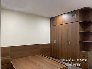 Bộ giường tủ gỗ ép màu tối, phân khúc giá rẻ, được thiết kế theo phong cách hiện đại