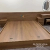 Phòng ngủ này được thiết kế theo phong cách hiện đại, với bàn trang điểm 80cm đi với đèn led hình oval, táp đầu giường 40cm, thêm phần vách ốp sau táp và giữa phần tủ và giường