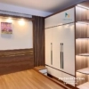 Combo nội thất phòng ngủ chung cư với giường 1m6x2m 2 ngăn kéo, tủ kịch trần 2mx2m6, có kệ góc trang trí bên phải tủ