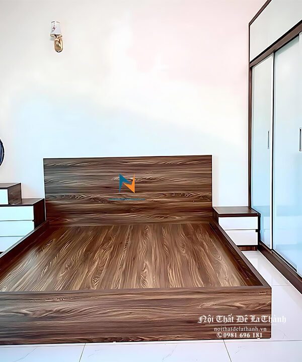 Combo giường tủ giá rẻ màu óc chó pha cánh trắng với chiếc tủ 3 cửa lùa, 2 tầng, bên phải là kệ góc trang trí