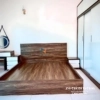 Combo giường tủ giá rẻ màu óc chó pha cánh trắng với chiếc tủ 3 cửa lùa, 2 tầng, bên phải là kệ góc trang trí