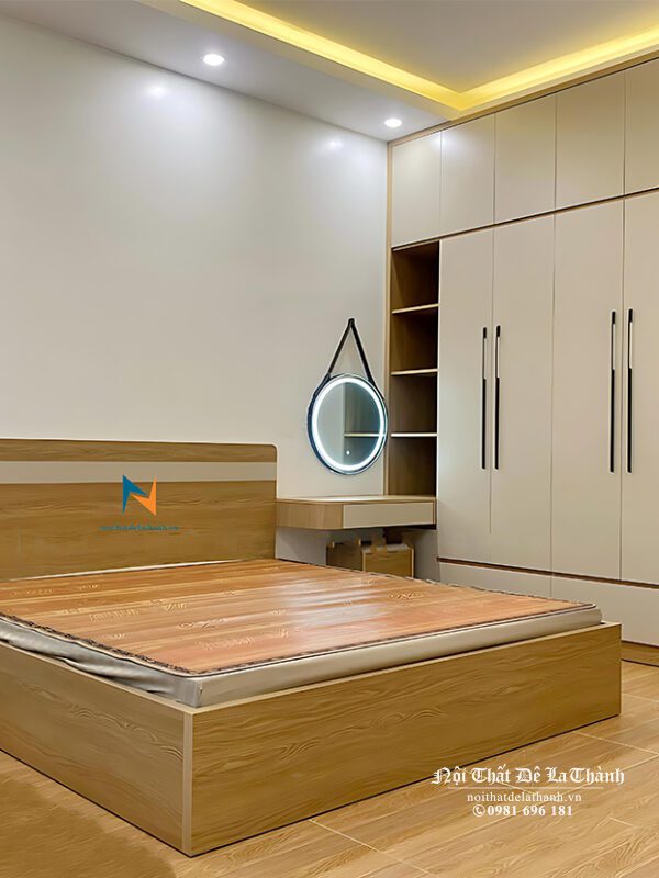 Combo giường tủ hiện đại với chiếc giường 1m6x2m, đầu cao giường có 1 vệt gỗ màu ghi chạy trên nền gỗ vàng - nâu tổng thể của chiếc giường