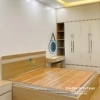 Combo giường tủ hiện đại gồm giường 1m6x2m, tủ 2mx2m6 kịch trần, bàn trang điểm 60cm gương led tròn treo, táp đầu giường 40cm