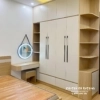 Chiếc tủ quần áo gỗ công nghiệp mdf thiết kế theo phong cách đa năng hiện đại, kích thước 2m4x2m6, tủ có 2 tầng, 4 cánh dài và 2 ô trang trí, bên dưới có 2 ngăn kéo, đầu trang trí ngoài có 1 khoang nhỏ để giày