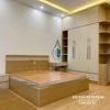 Chiếc tủ quần áo gỗ công nghiệp mdf thiết kế theo phong cách đa năng hiện đại, kích thước 2m4x2m6, tủ có 2 tầng, 4 cánh dài và 2 ô trang trí, bên dưới có 2 ngăn kéo, đầu trang trí ngoài có 1 khoang nhỏ để giày