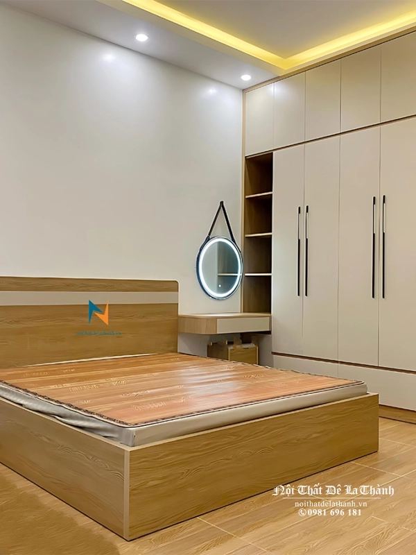 Chiếc tủ quần áo gỗ công nghiệp mdf thiết kế theo phong cách đa năng hiện đại, kích thước 2m4x2m6, tủ có 2 tầng, 4 cánh dài và 2 ô trang trí, bên dưới có 2 ngăn kéo, đầu trang trí ngoài có 1 khoang nhỏ để giày