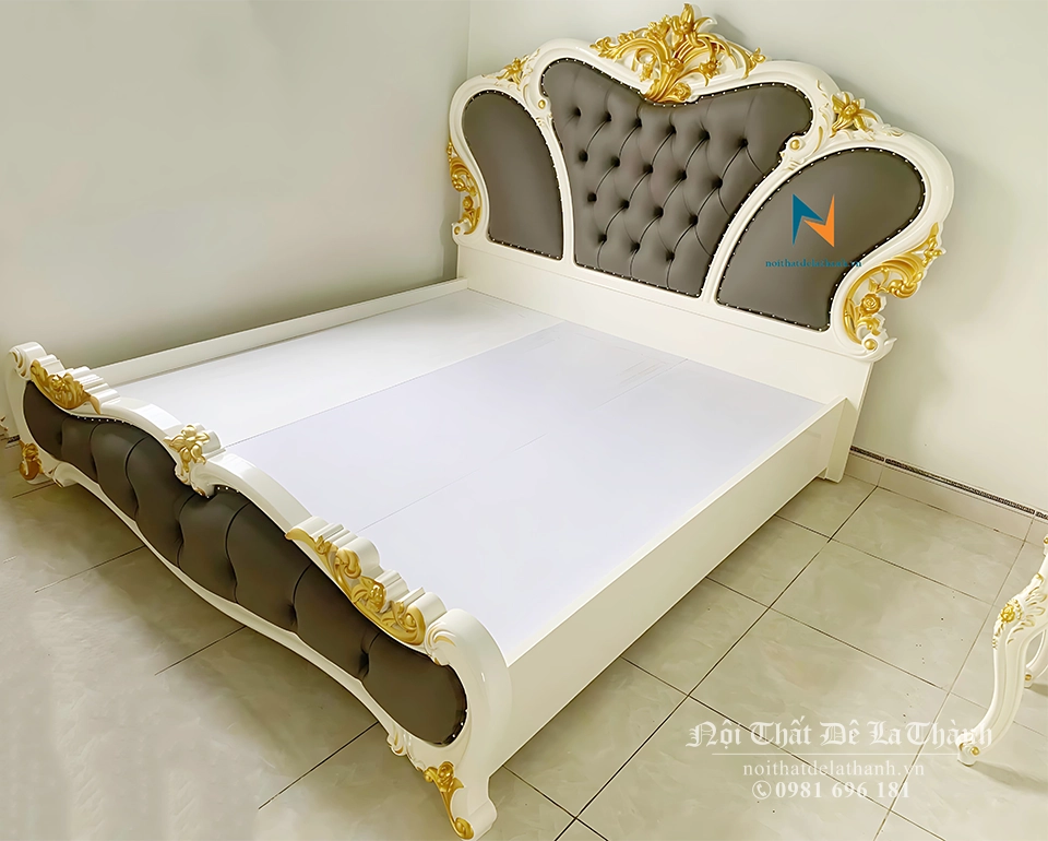 Chiếc Giường Hoa Quỳnh Bọc Da Màu Cà Phê Trong Combo Nội Thất Phòng Ngủ Tân Cổ Điển
