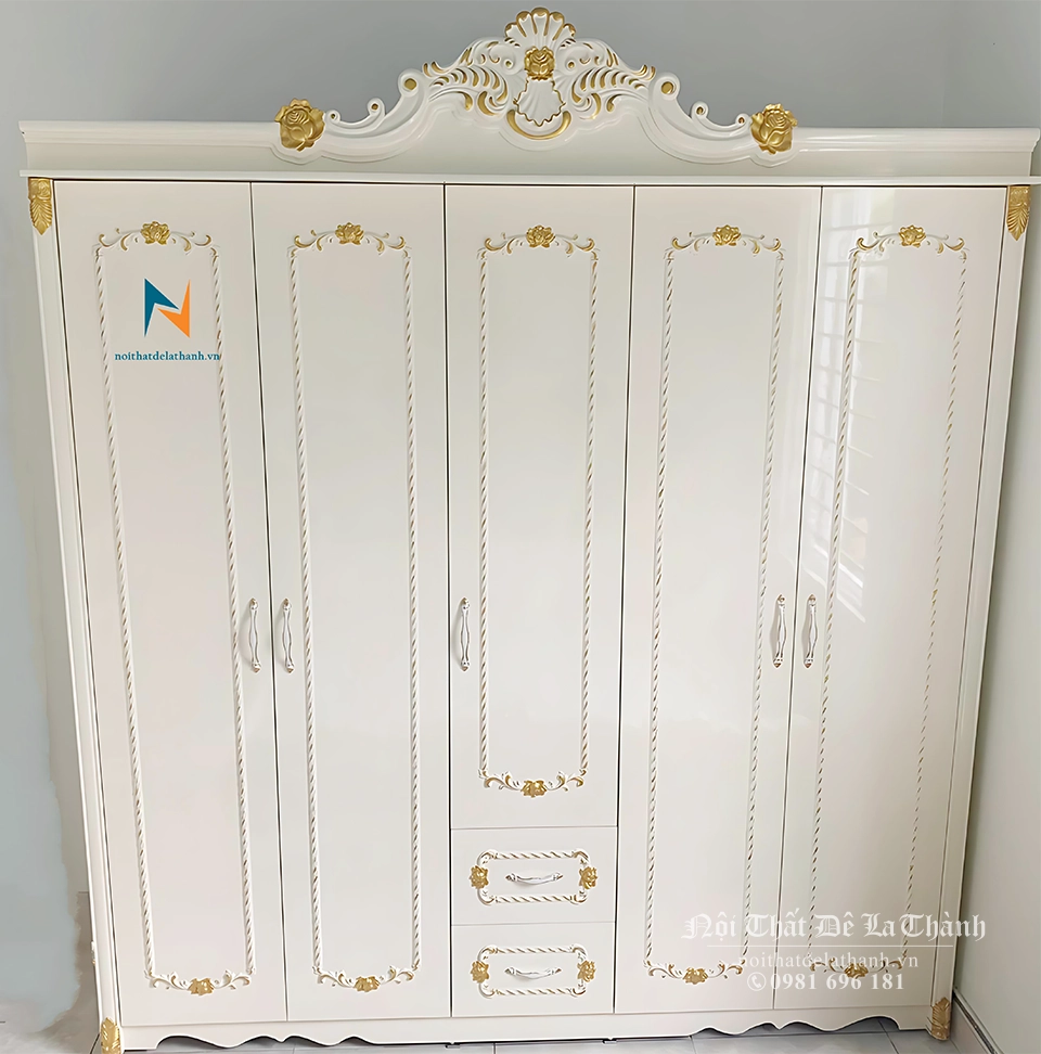 Chiếc Tủ 5 Cánh Nhũ Vàng Trong Combo Nội Thất Phòng Ngủ Tân Cổ Điển
