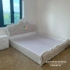 Chiếc Giường Bọc Nhung 1m6 x 2m Trong Combo Nội Thất Phòng Ngủ Tân Cổ Điển Giá Rẻ