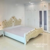 Chiếc tủ tân cổ điển 2m8x2m6 full trần, gồm 4 cánh gỗ, 2 cánh kính và 1 kệ góc trang trí bên phải