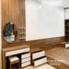 Mẫu phòng cưới nhà phố còn có chiếc bàn trang điểm rộng 80cm, bên trên là chiếc gương oval khung gỗ nhìn rất sang trọng