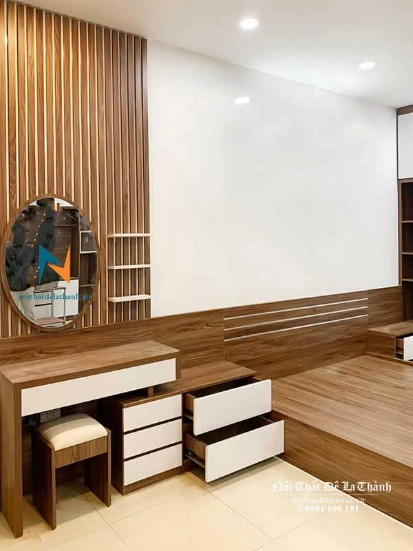 Mẫu phòng cưới nhà phố còn có chiếc bàn trang điểm rộng 80cm, bên trên là chiếc gương oval khung gỗ nhìn rất sang trọng