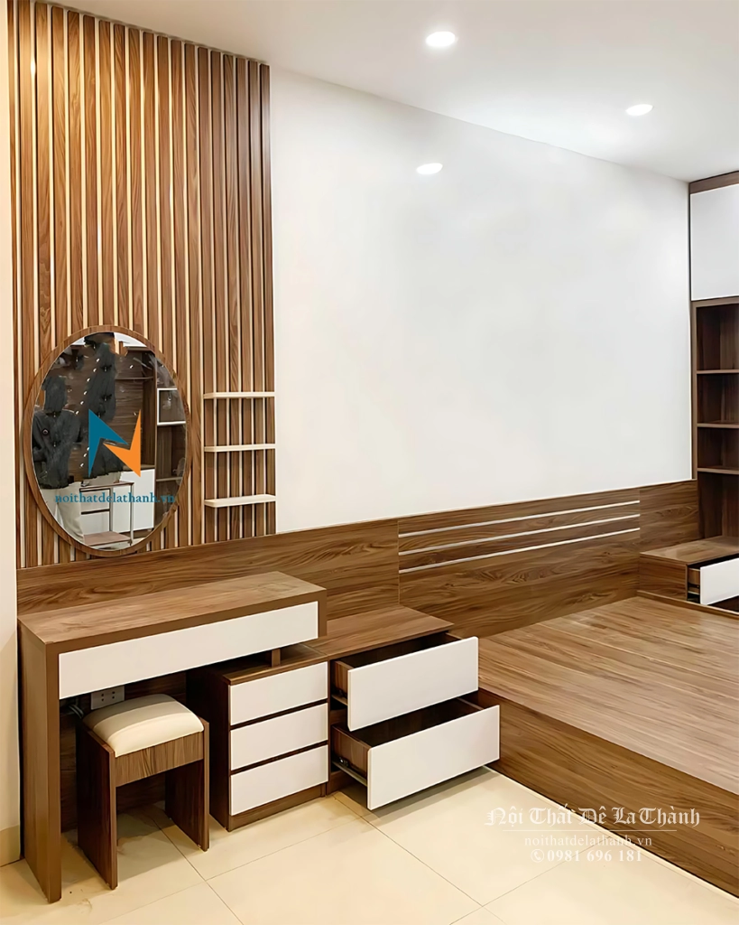 Mẫu phòng cưới nhà phố còn có chiếc bàn trang điểm rộng 80cm, bên trên là chiếc gương oval khung gỗ nhìn rất sang trọng