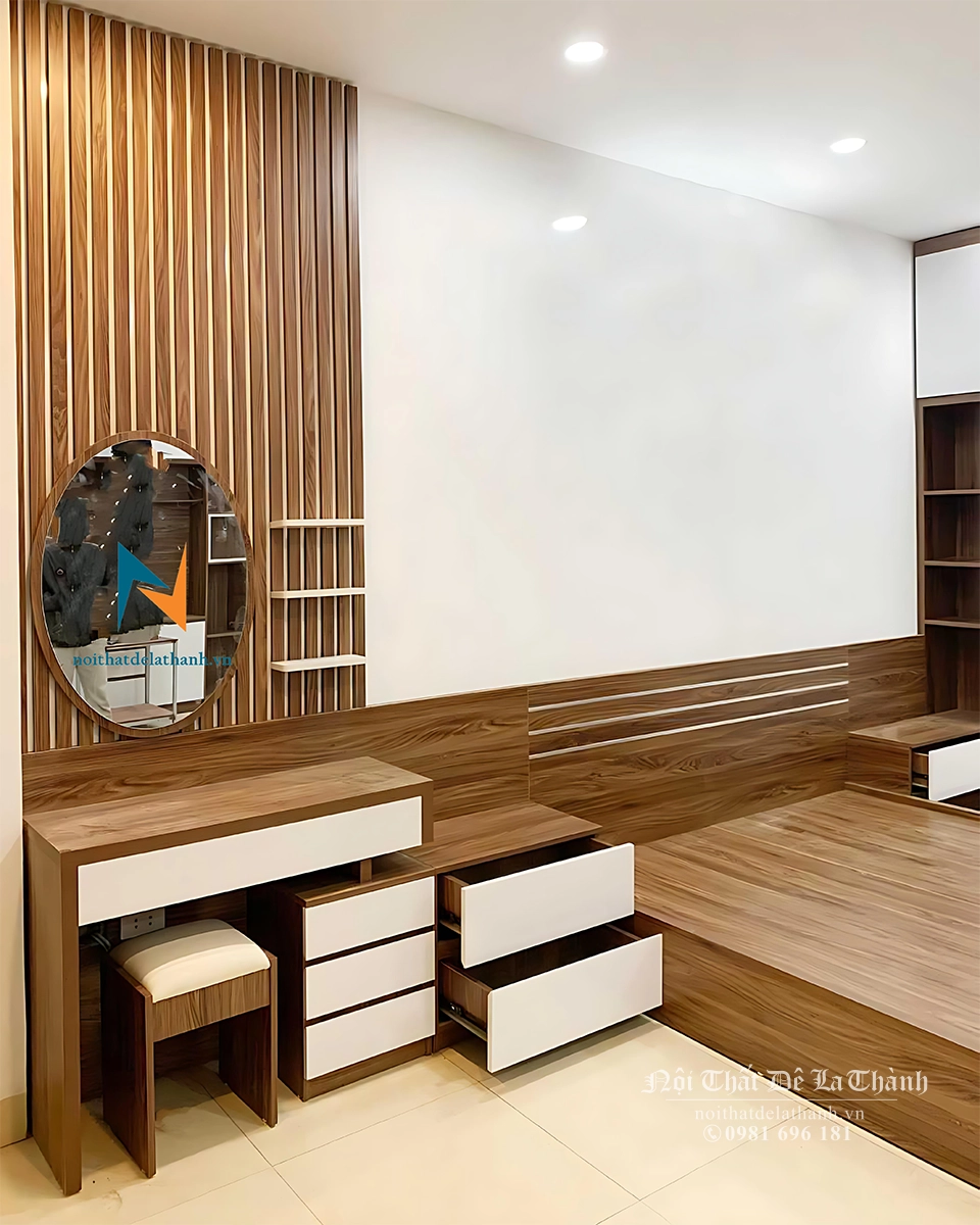 Mẫu phòng cưới nhà phố còn có chiếc bàn trang điểm rộng 80cm, bên trên là chiếc gương oval khung gỗ nhìn rất sang trọng
