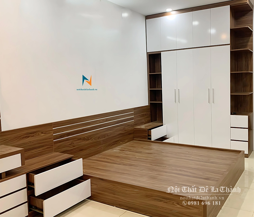 Chiếc tủ được thiết kế theo phong cách hiện đại, thanh thoát với 2 kệ góc 2 bên, kích thước 2m4x2m6 full trần, phối màu gỗ nâu tối và màu cánh trắng tương phản