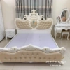 Combo còn có chiếc giường vương miện 1m8x2m, bàn trang điểm 1m, toàn bộ phun màu trắng ngọc trai đồng tone cùng combo
